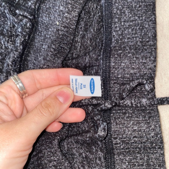 Old navy track pants - run large - Picture 2 of 2